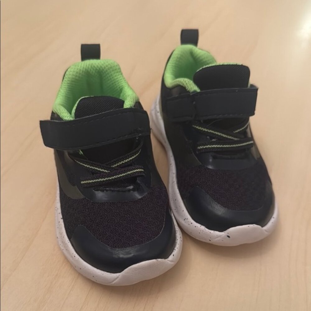 Sz5T Black and Green Sneakers